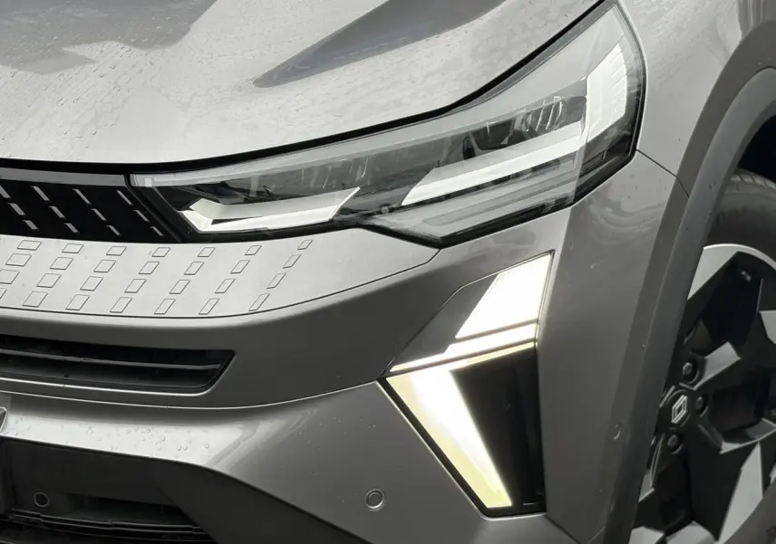 Gros plan sur l’avant droit du Renault Captur gris Cassiopée avec phares LED et jante alu noire diamantée.
