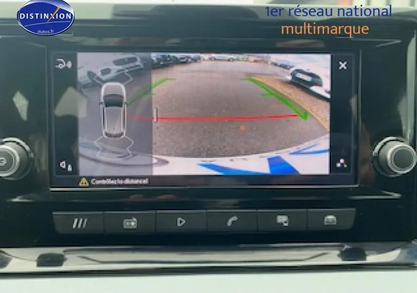 Écran tactile du système multimédia montrant la caméra de recul de la SEAT Ibiza noir minuit, vue intérieure avant.