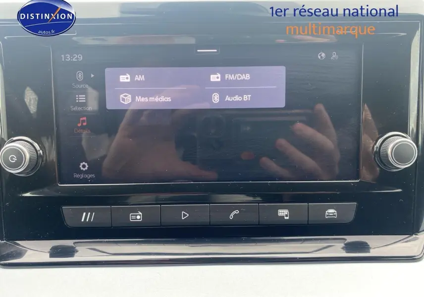 Écran tactile du système multimédia HD 8.25 de la SEAT Ibiza 1.0 TSI 95 Copa, vue de face intérieure.