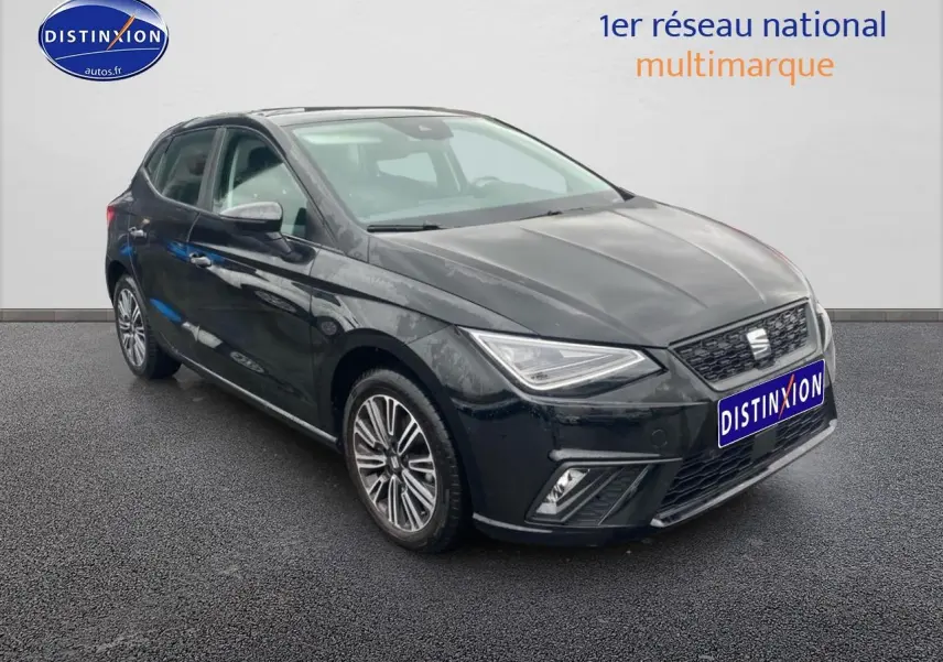 SEAT Ibiza 1.0 TSI 95 Copa noir minuit vue 3/4 avant droit avec phares LED et jantes alliage.