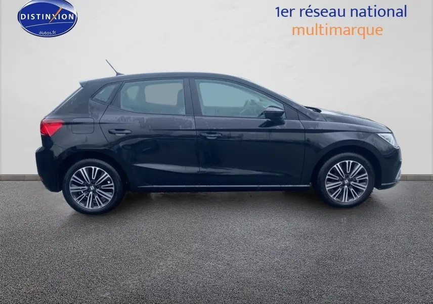 Vue de profil côté gauche d'une SEAT Ibiza 1.0 TSI 95 Copa noir minuit avec jantes alliage 16 pouces design.