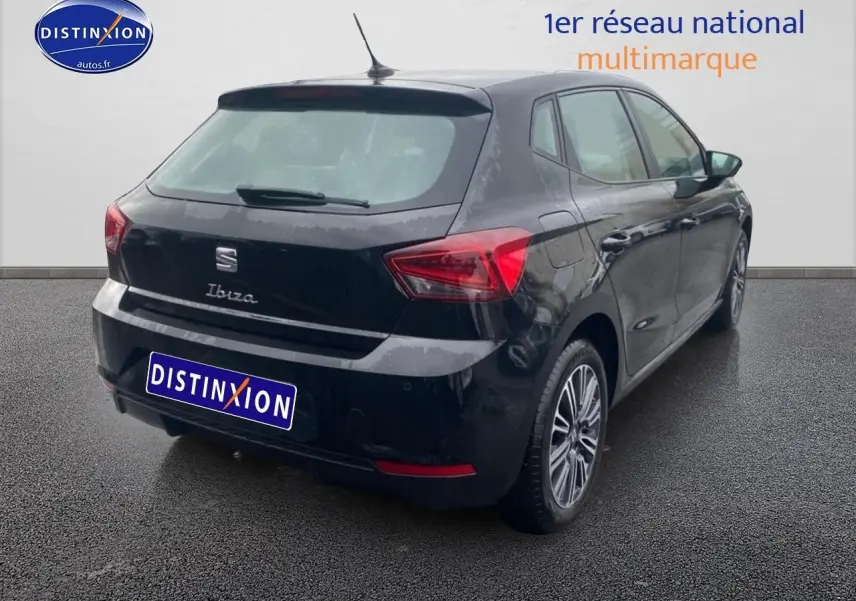 Vue 3/4 arrière droite d'une SEAT Ibiza 1.0 TSI 95 Copa noir minuit avec jantes alliage et feux LED distinctifs.