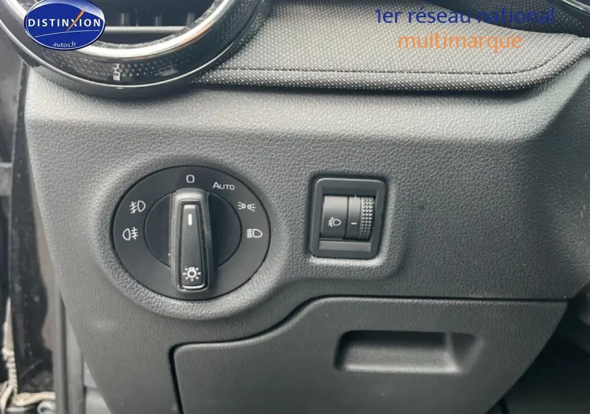 Détail du tableau de bord côté gauche avec commandes d’éclairage sur Skoda Fabia noire 2025.