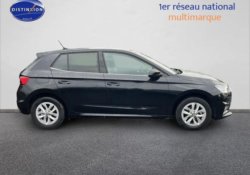 Profil latéral droit d'une Skoda Fabia noire 2025 avec jantes alu et poignées ton carrosserie sur fond neutre.