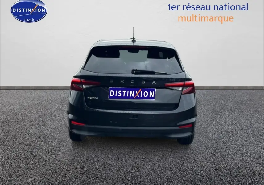 Vue arrière d'une Skoda Fabia noire 2025 avec feux arrière LED et lunette arrière teintée.