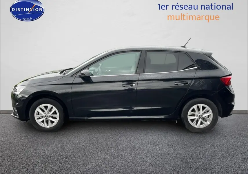 Profil côté gauche de la Skoda Fabia noire 2025 avec jantes alu et poignées ton carrosserie sur fond neutre.