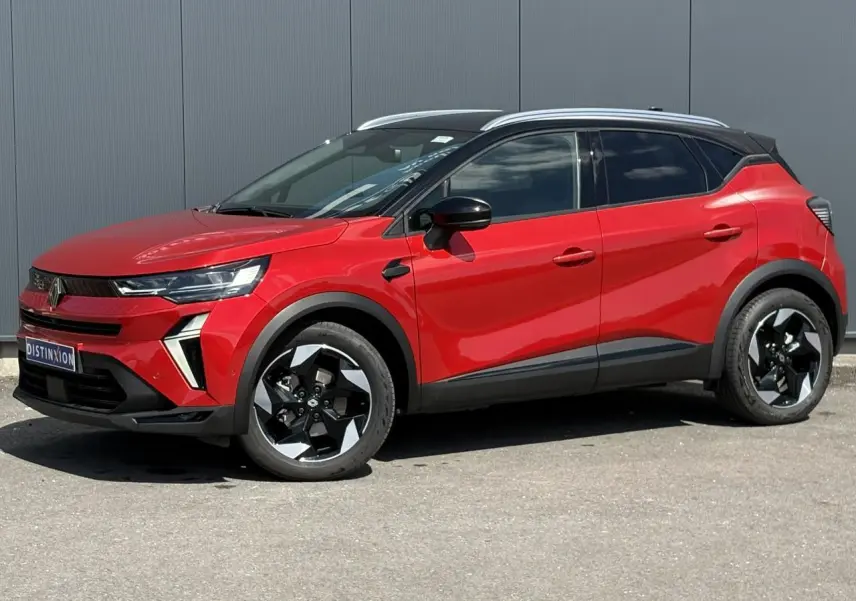 Vue de profil droit du Renault Captur E-Tech Full Hybrid 145 Techno rouge Désir avec toit noir étoilé et jantes aluminium 18 pouces.
