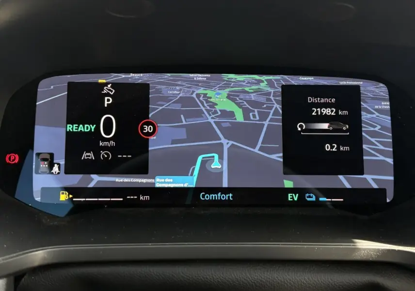 Tableau de bord numérique du Renault Captur E-Tech 2025 affichant la navigation et les informations de conduite.