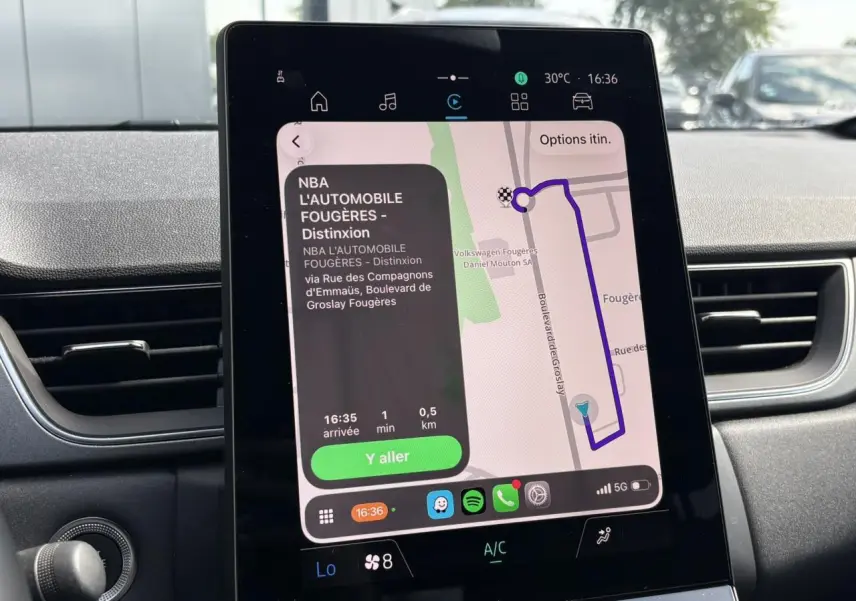 Écran tactile central du Renault Captur E-Tech 2025 affichant la navigation GPS et commandes climatisation.