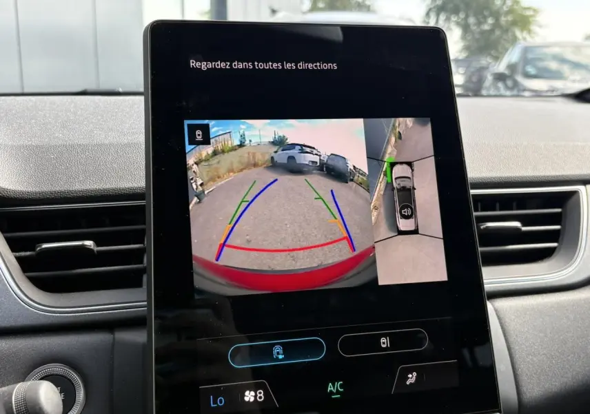 Écran central montrant la caméra 360° du Renault Captur E-Tech rouge, vue arrière avec guidage de recul.