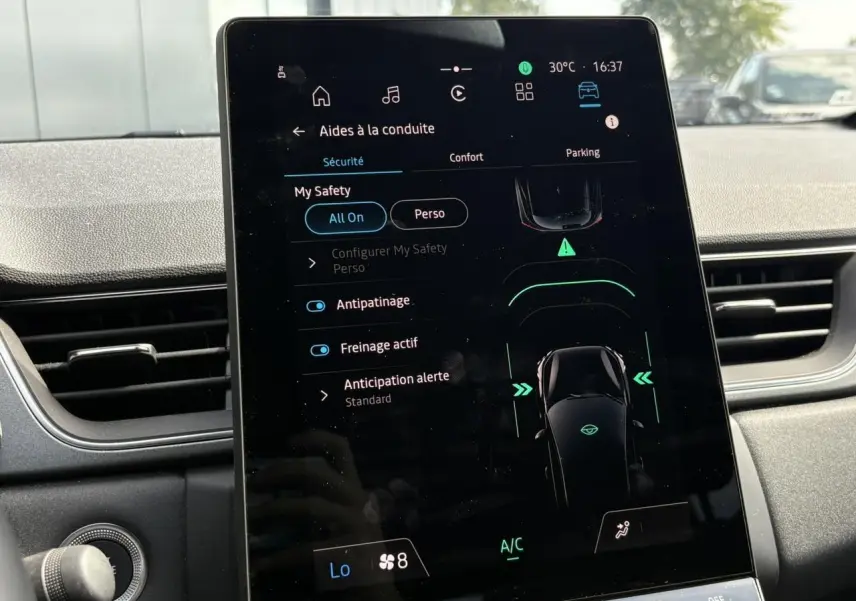 Vue rapprochée de l’écran tactile central du Renault Captur E-Tech affichant les aides à la conduite.