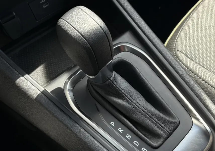 Le levier de vitesses automatique en cuir noir du Renault Captur E-Tech, vue rapprochée de la console centrale.