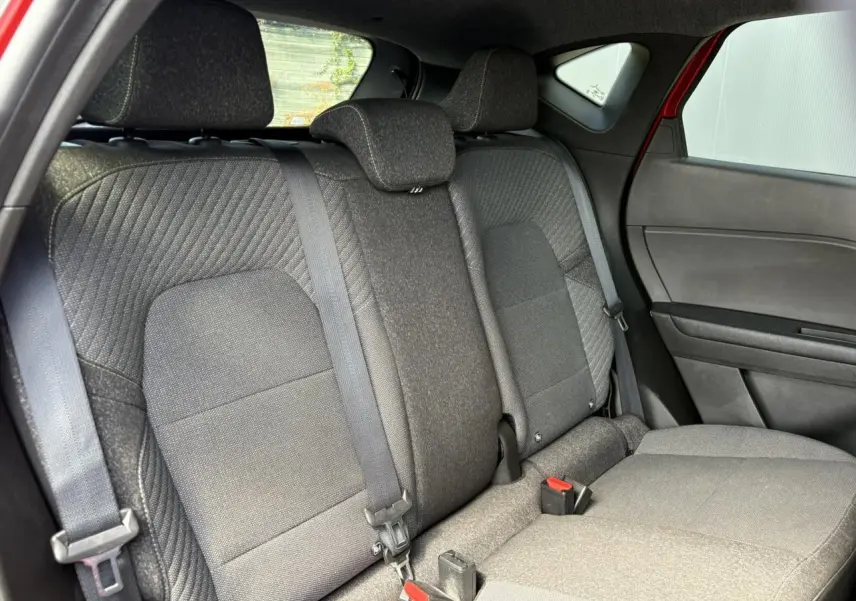 Vue intérieure côté droit sur la banquette arrière grise du Renault Captur E-Tech Full Hybrid 2025, avec ceinture de sécurité visible.