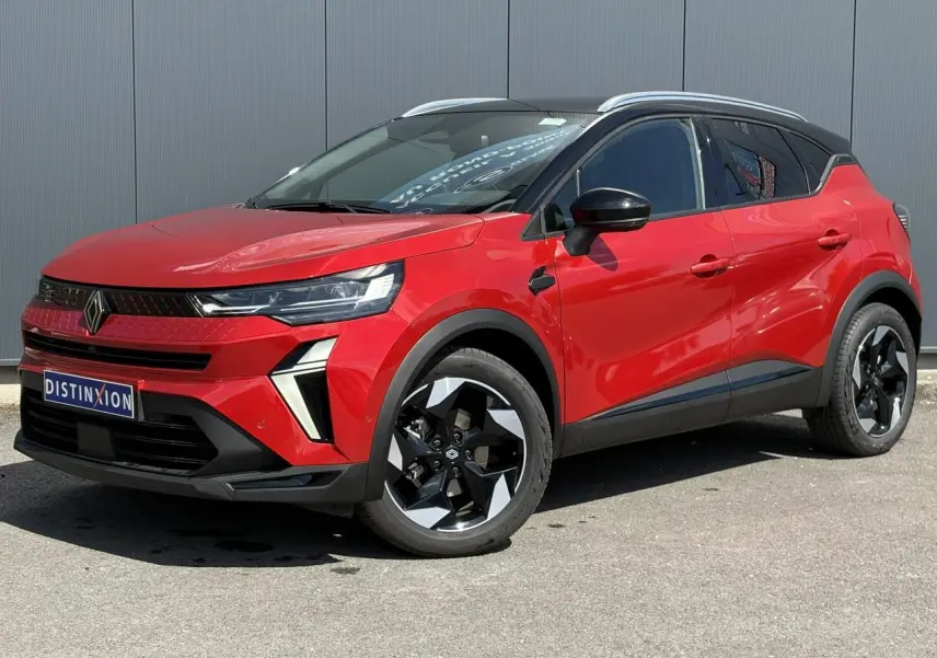 Renault Captur E-Tech Full Hybrid 145 Techno rouge Désir, vue 3/4 avant avec jantes noires et toit noir étoilé.