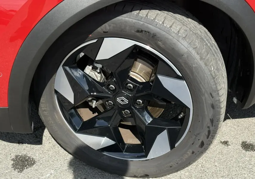 Gros plan sur la roue avant droite du Renault Captur Rouge Désir, jante aluminium noire et argentée 18 pouces.