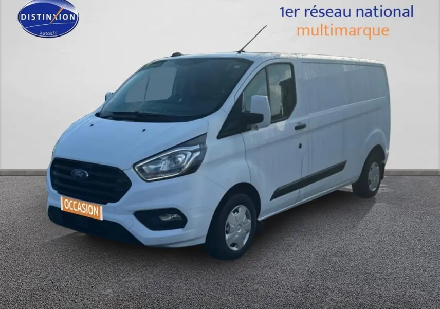 Fourgon Ford Transit Custom blanc vu en 3/4 avant droit, avec porte latérale et vitres surteintées.