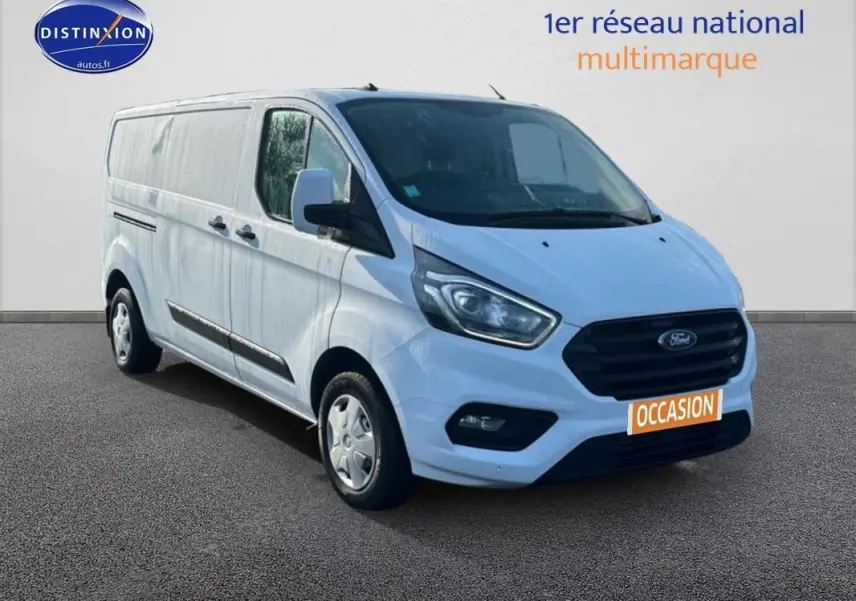 Vue 3/4 avant droite du Ford Transit Custom blanc, fourgon utilitaire avec calandre noire et jantes acier.