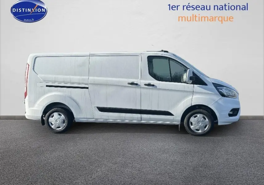 Vue de profil côté gauche du fourgon blanc Ford Transit Custom 2021 avec porte latérale et vitres surteintées.