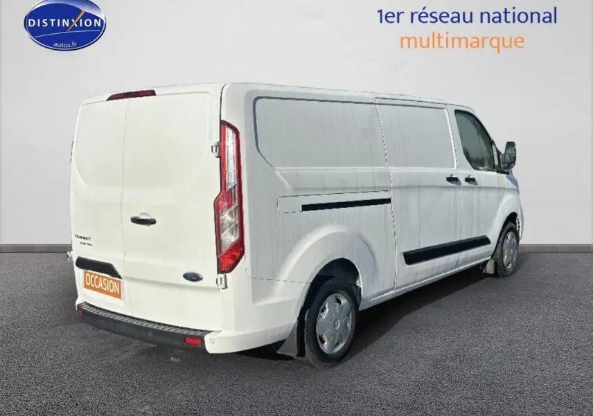Vue 3/4 arrière droite d’un Ford Transit Custom blanc, fourgon utilitaire avec porte latérale et vitres surteintées.