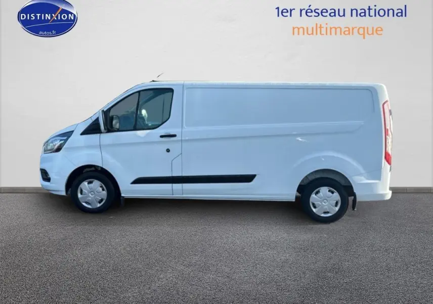 Vue de profil côté gauche d’un fourgon Ford Transit Custom blanc, avec porte latérale et jantes acier.