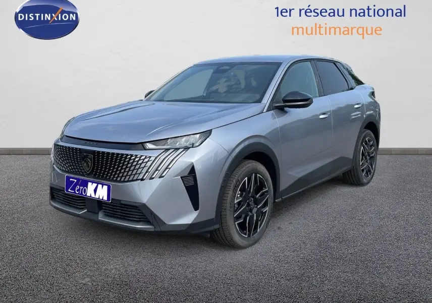 Peugeot 3008 Hybrid gris Artense métal en 3/4 avant droit avec calandre distinctive et jantes noires bicolores.