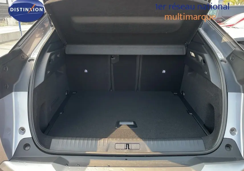 Coffre ouvert du Peugeot 3008 Hybrid gris Artense Metal, vue arrière montrant l'espace de chargement vide et propre.