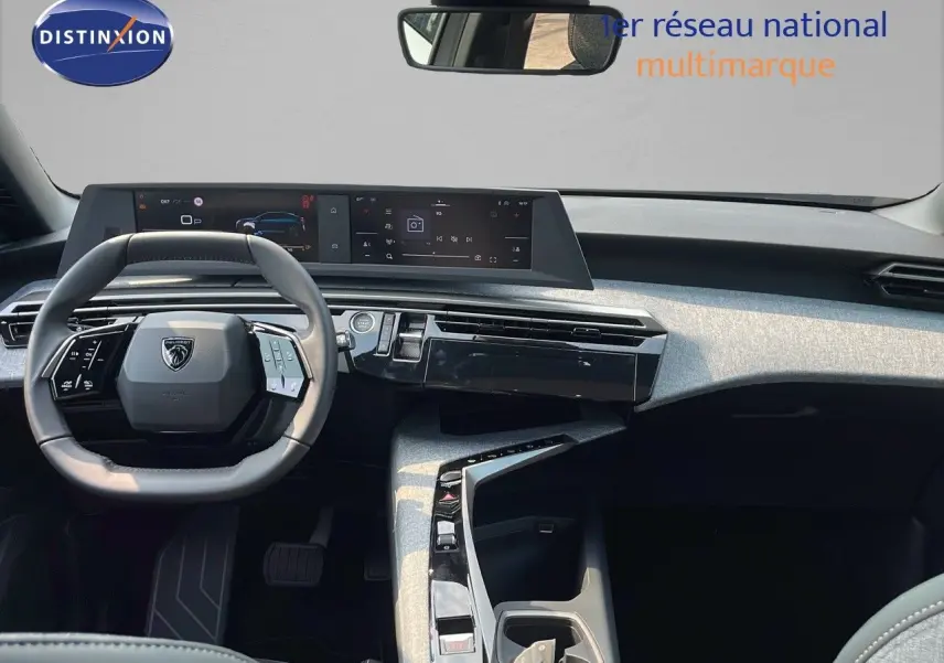 Vue intérieure du tableau de bord et volant du Peugeot 3008 Hybrid 2025 avec écran tactile panoramique et finitions modernes.