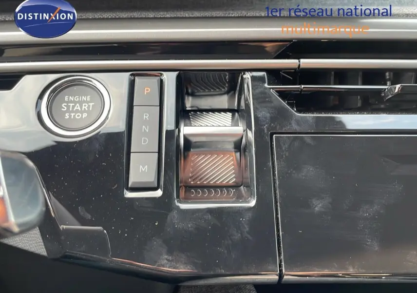 Détail de la console centrale du Peugeot 3008 Hybrid 2025 avec bouton start/stop et commandes de boîte automatique.