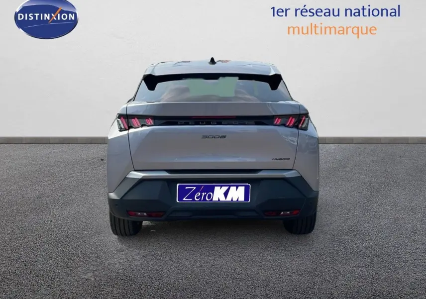 Vue arrière du Peugeot 3008 Hybrid gris Artense Metal 2025 avec feux LED distinctifs et plaque Zéro KM visible.