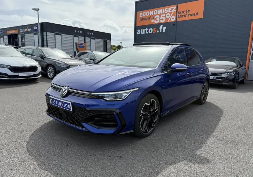 Volkswagen Golf 1.5 eTSI R-Line bleu lapiz vue 3/4 avant avec jantes alliage 18 pouces et calandre noire.