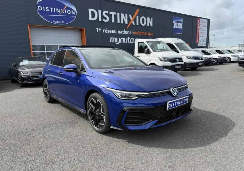 Volkswagen Golf 1.5 eTSI R-Line bleu lapiz vue 3/4 avant avec jantes alliage 18 pouces York et calandre noire.