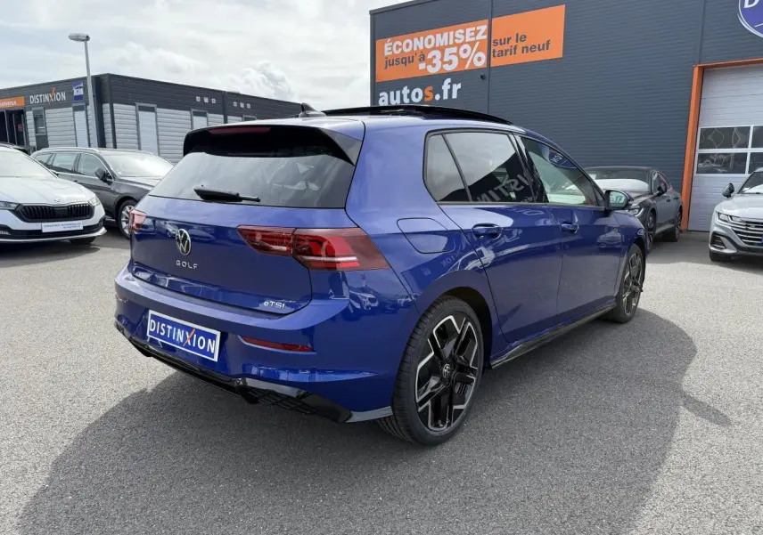 Volkswagen Golf 1.5 eTSI R-Line bleu lapiz vue 3/4 arrière droit avec jantes alliage 18 pouces et toit panoramique.