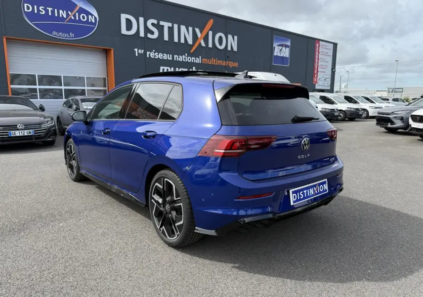 Volkswagen Golf 1.5 eTSI R-Line bleu Lapis vue 3/4 arrière droit avec jantes alliage 18 pouces York