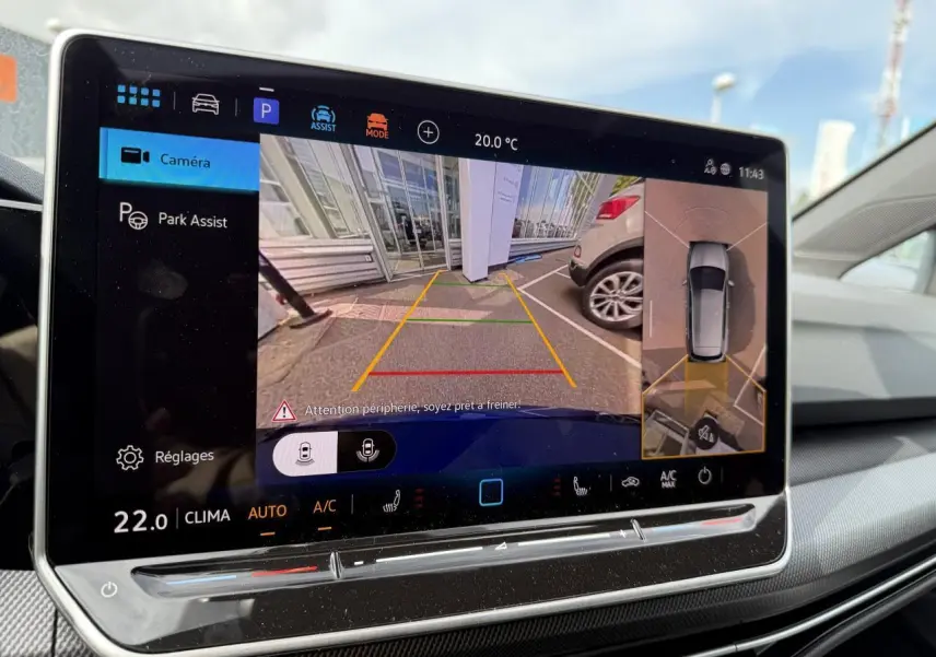 Écran tactile intérieur de la Volkswagen Golf 1.5 eTSI 2025 affichant la caméra 360° et l'assistance au stationnement.