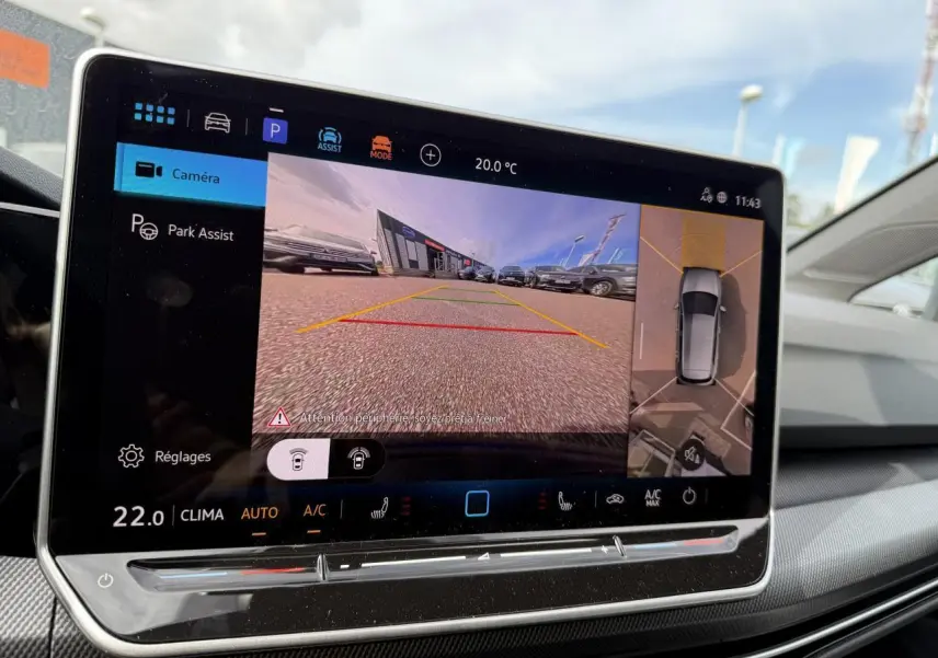Écran tactile du système Park Assist de la Volkswagen Golf 1.5 eTSI R-Line 2025 affichant la caméra 360° en intérieur.