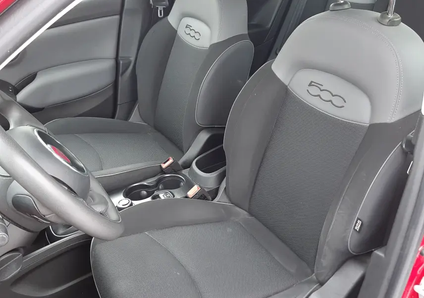Vue intérieure côté droit des sièges arrière en tissu gris foncé d'une FIAT 500X rouge de 2016, version Lounge.