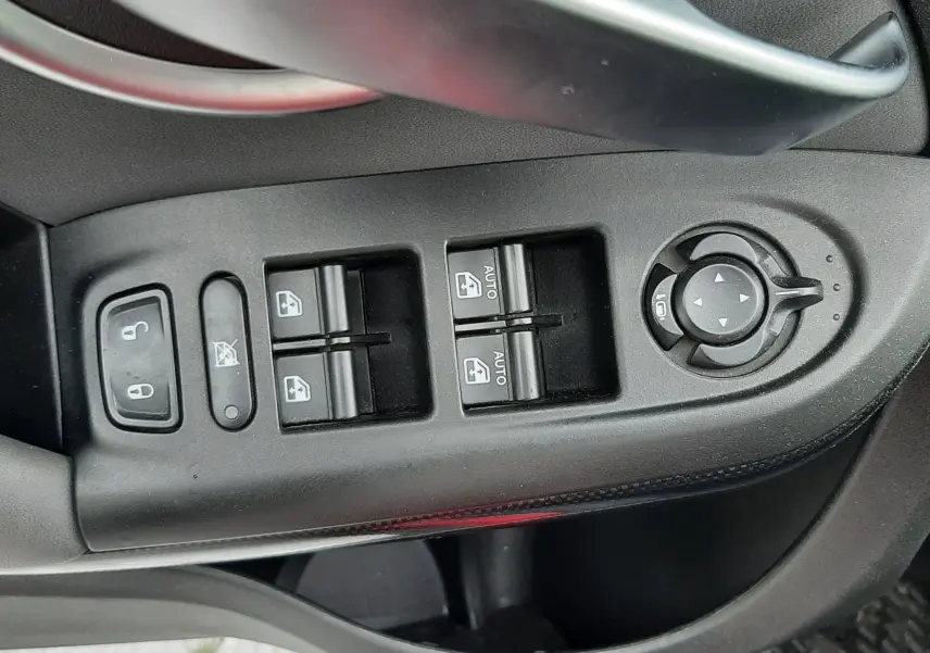 Gros plan sur les commandes d'éclairage et réglages du tableau de bord noir avec partie rouge du Fiat 500X 1.4 140CH Lounge 2016.