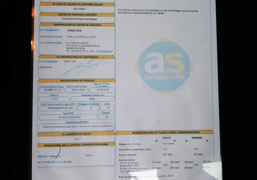 Vue frontale d'une FIAT 500X rouge 2016 avec plaque "OCCASION" et logo FIAT bien visible sur la calandre.