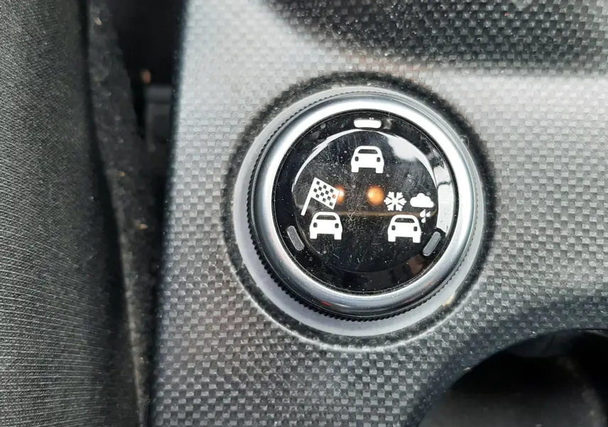 Gros plan sur le pommeau de la boîte manuelle 6 vitesses d'une Fiat 500X rouge, montrant les chiffres et la marche arrière.