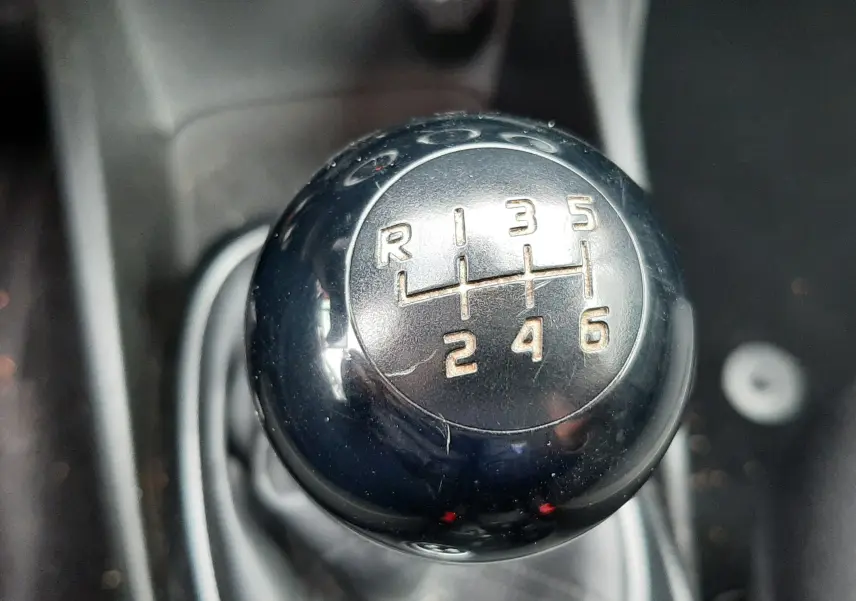 Vue rapprochée de la console centrale noire du Fiat 500X 2016 montrant prises USB, AUX et allume-cigare 12V.