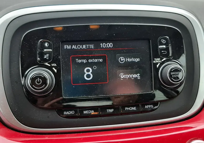 Affichage du tableau de bord du Fiat 500X rouge 2016 montrant la jauge carburant, température moteur et compteur à 92 315 km.