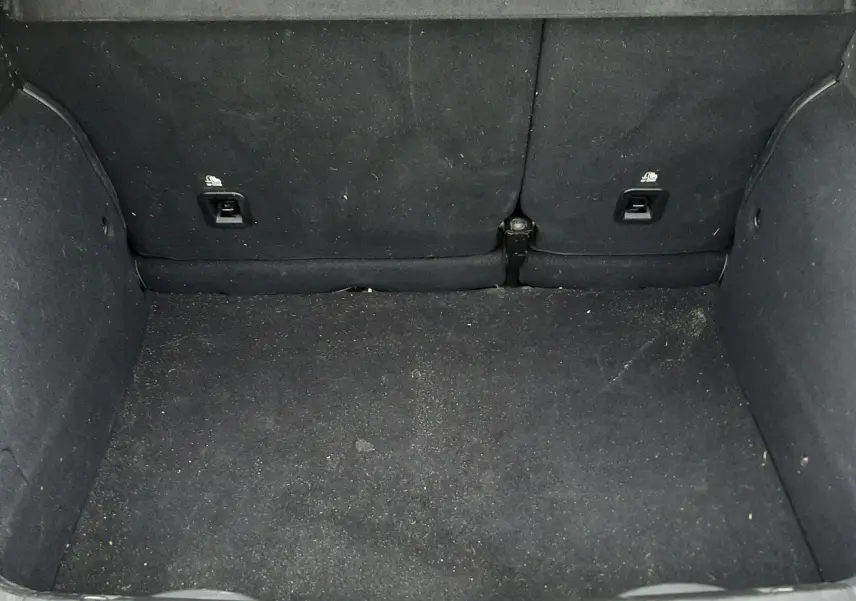 Vue de profil côté droit d'un FIAT 500X rouge 2016 avec jantes alliage et poignées chromées.