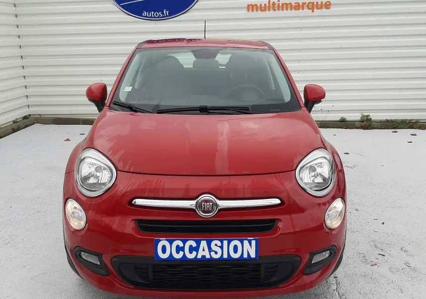 Fiat 500X rouge vue 3/4 avant droit, avec plaque "OCCASION" et logo Distinxion en arrière-plan.
