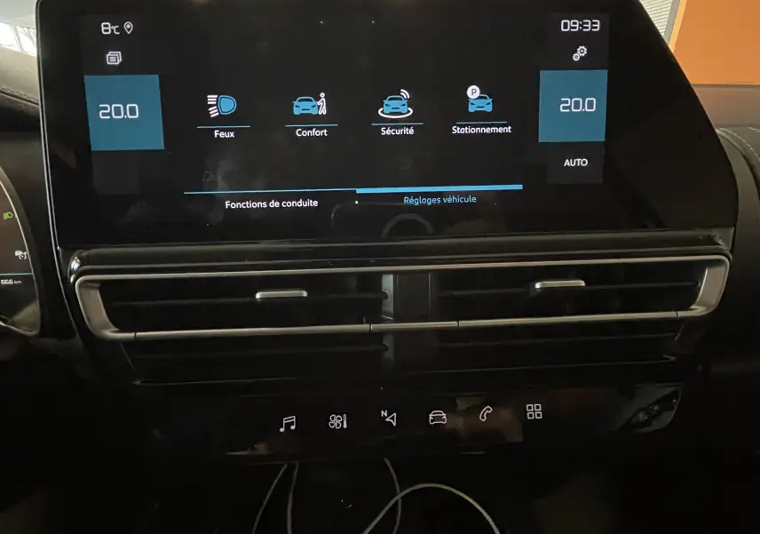 Écran tactile central du tableau de bord du Citroën C5 Aircross noir 2024, affichant les réglages de conduite.