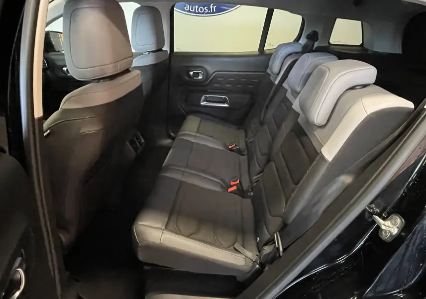 Vue intérieure côté droit des sièges arrière en tissu effet cuir gris du Citroën C5 Aircross noir 2024.