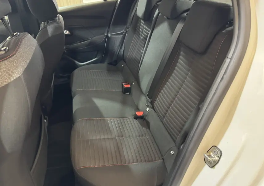 Vue intérieure côté droit sur la banquette arrière noire avec surpiqûres rouges de la Peugeot 208 Electrique Active Business 2020.