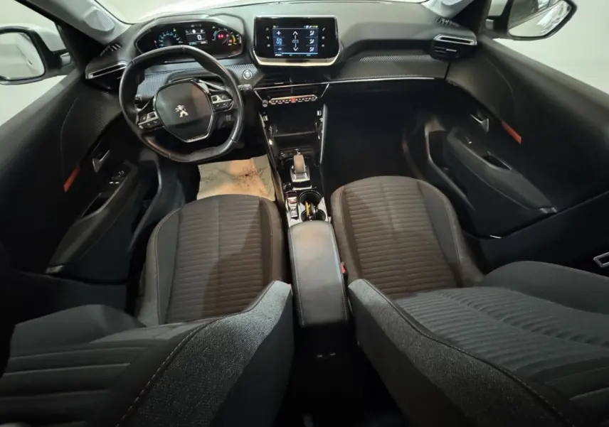 Vue intérieure avant de la Peugeot 208 Electrique Active Business 2020, tableau de bord avec écran tactile et volant cuir multifonctions.