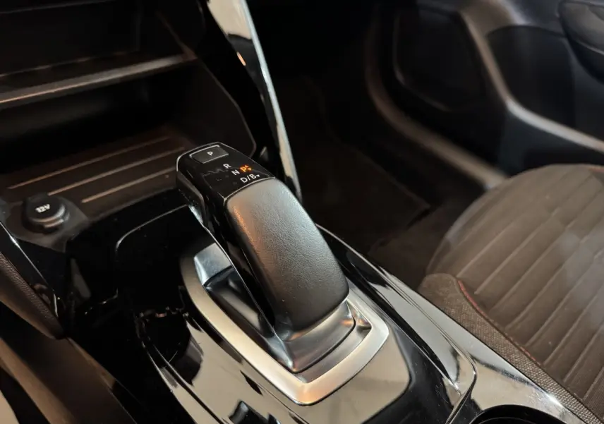 Le levier de vitesses automatique noir de la Peugeot 208 Electrique Active Business vu en gros plan côté console centrale.