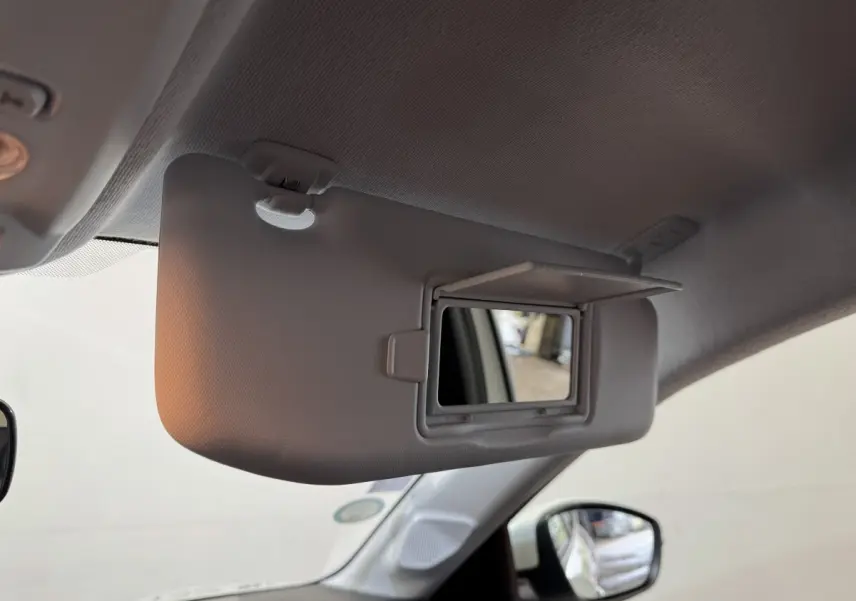 Détail intérieur du pare-soleil côté conducteur avec miroir éclairé dans une Peugeot 208 électrique Active Business.
