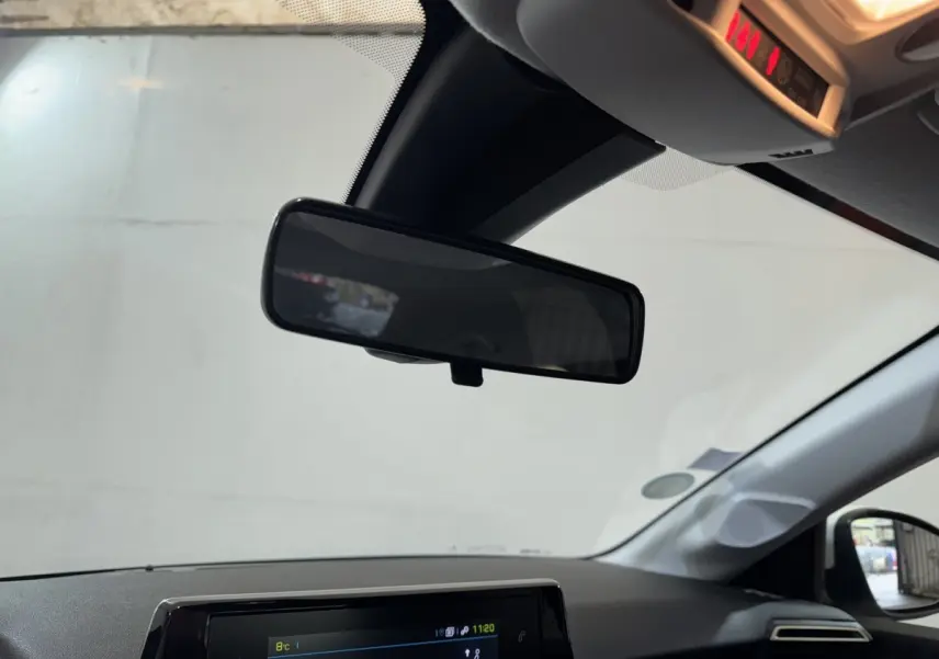 Vue intérieure du tableau de bord et rétroviseur central de la Peugeot 208 électrique Active Business 2020.